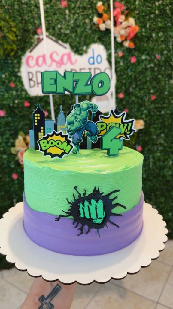 Bolo personalizado tema Hulk com topper Enzo