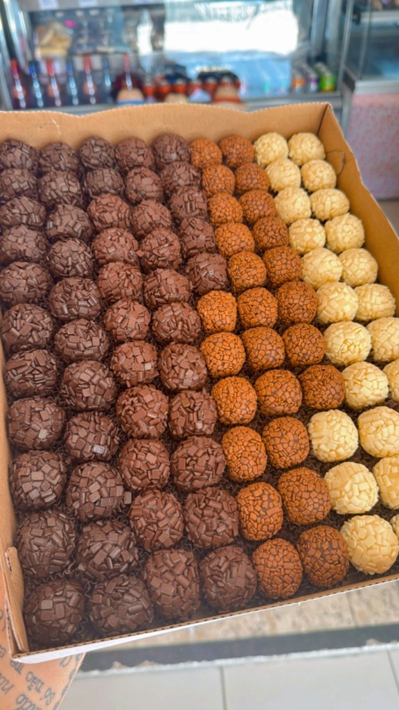 Brigadeiros Belga em caixa com coberturas de chocolate preto, ao leite e branco — Casa do Brigadeiro