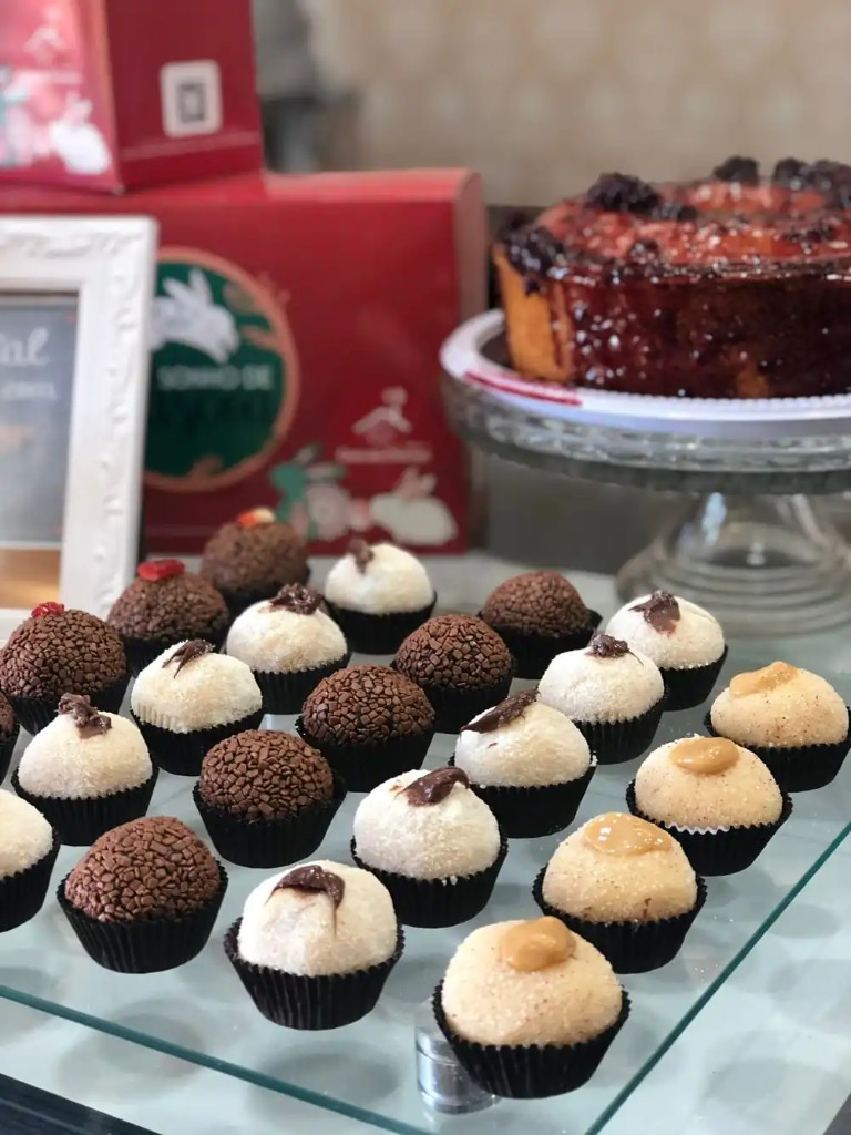 Brigadeiros recheados artesanais em forminhas brancas com coberturas de granulado, chocolate e castanha — Casa do Brigadeiro