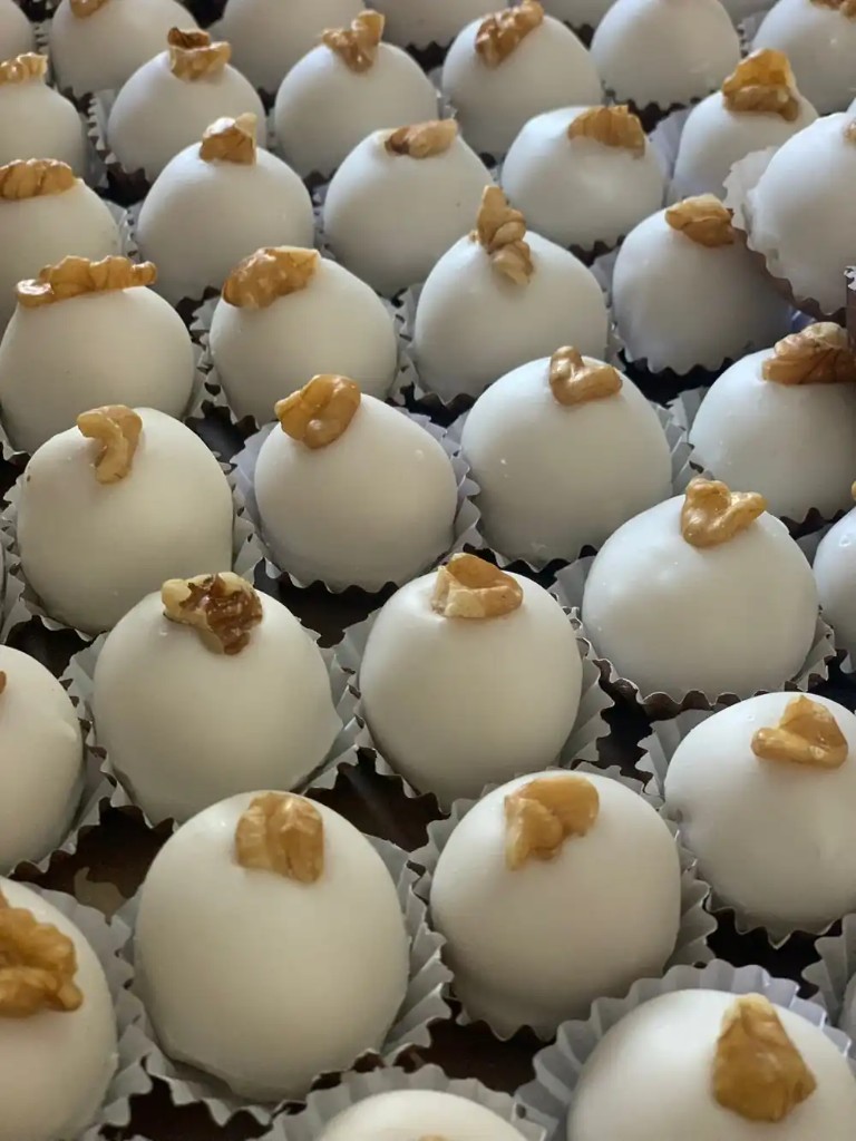 Camafeus artesanais cobertos com chocolate branco e finalizados com nozes — Casa do Brigadeiro