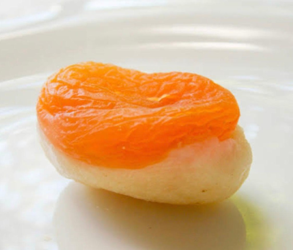 Olho de Sogro com damasco seco sobre base de beijinho branco — Casa do Brigadeiro