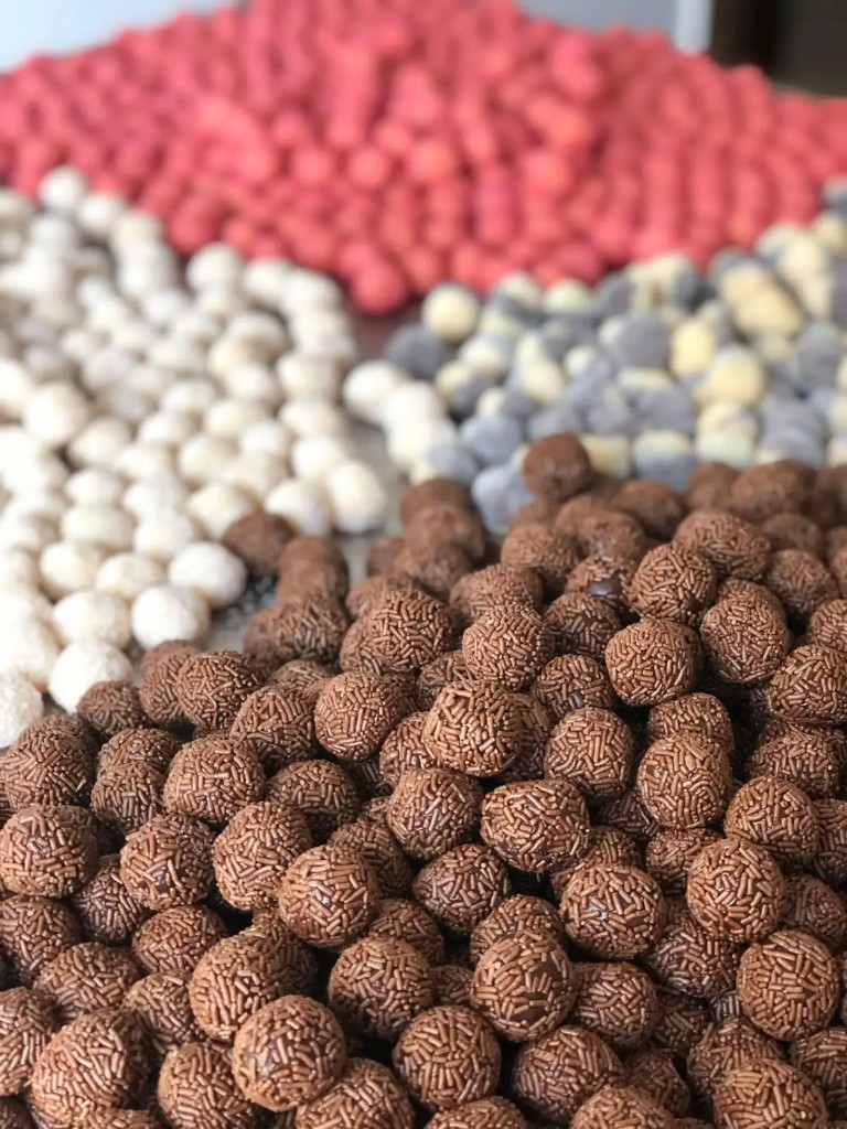 Variedade de brigadeiros artesanais — chocolate, coco e sabores da Casa do Brigadeiro