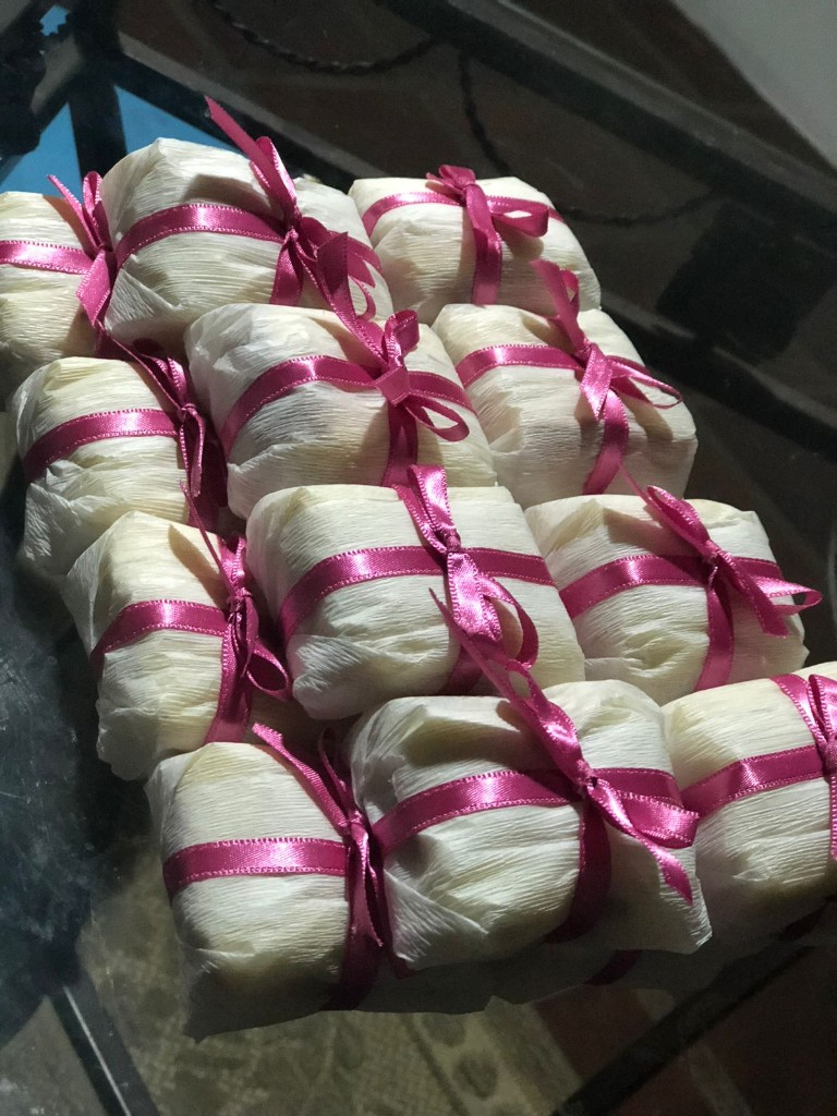 Bem casados embalados com fitas rosas