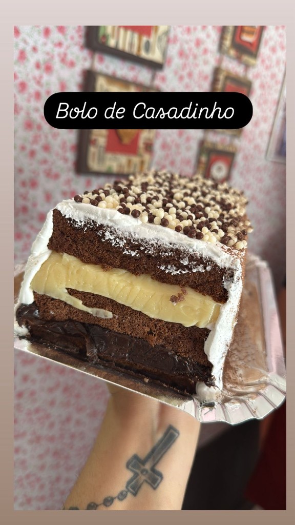 Bolo de vitrine casadinho em camadas com brigadeiro, recheio branco e cobertura de granulado