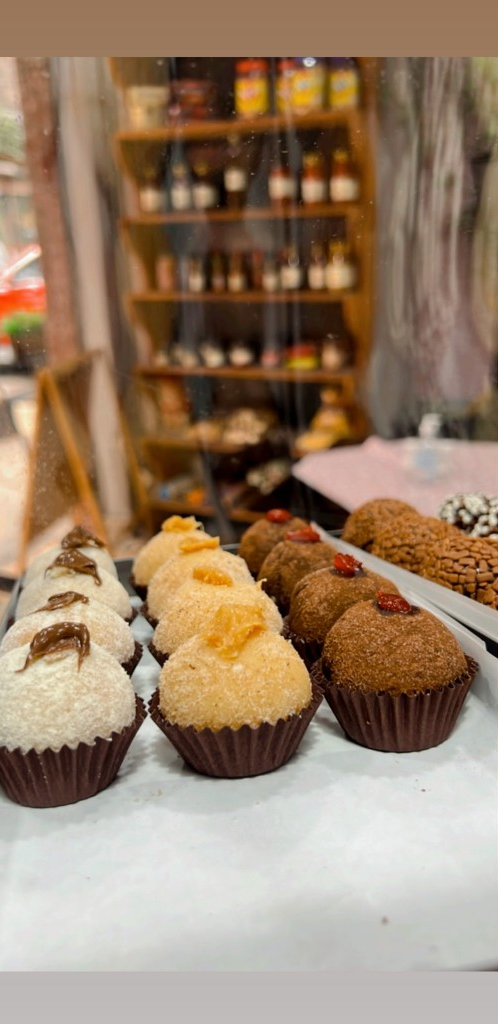 Brigadeiros da vitrine em forminhas — beijinho, ninho, chocolate e sabores artesanais na Casa do Brigadeiro