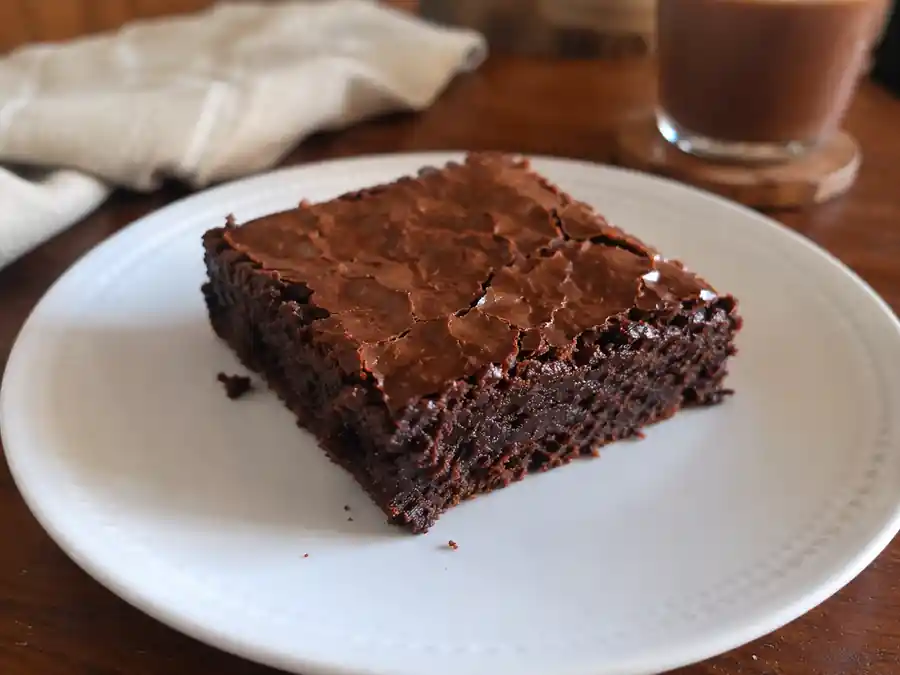 Brownie de chocolate em prato branco
