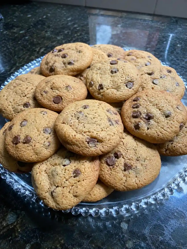 Cookies tradicionais com gotas de chocolate