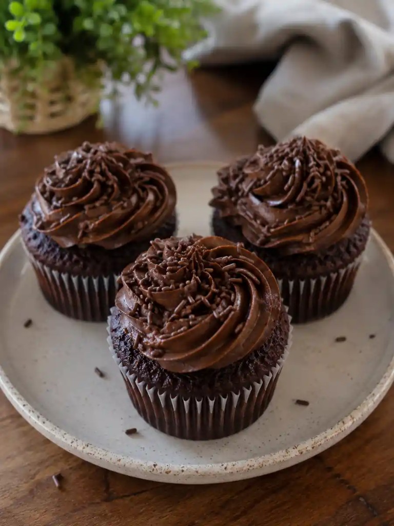 Cupcakes de chocolate com cobertura cremosa de brigadeiro