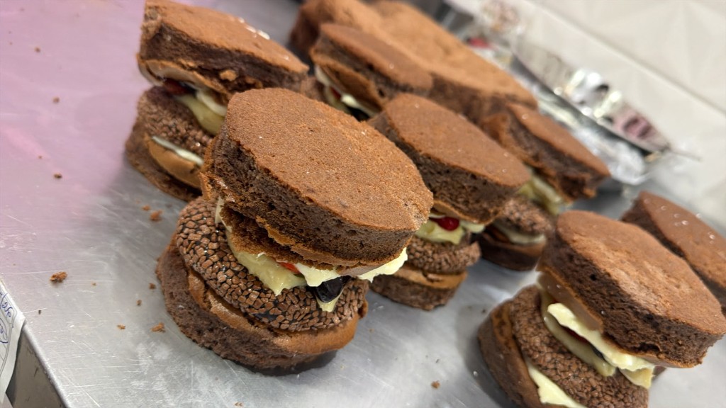 Hambúrgueres doces artesanais em montagem — brigadeiro, creme e morango entre discos de bolo de chocolate