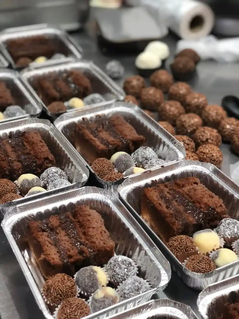 Marmitinhas com fatia de bolo de chocolate e docinhos variados em embalagem alumínio