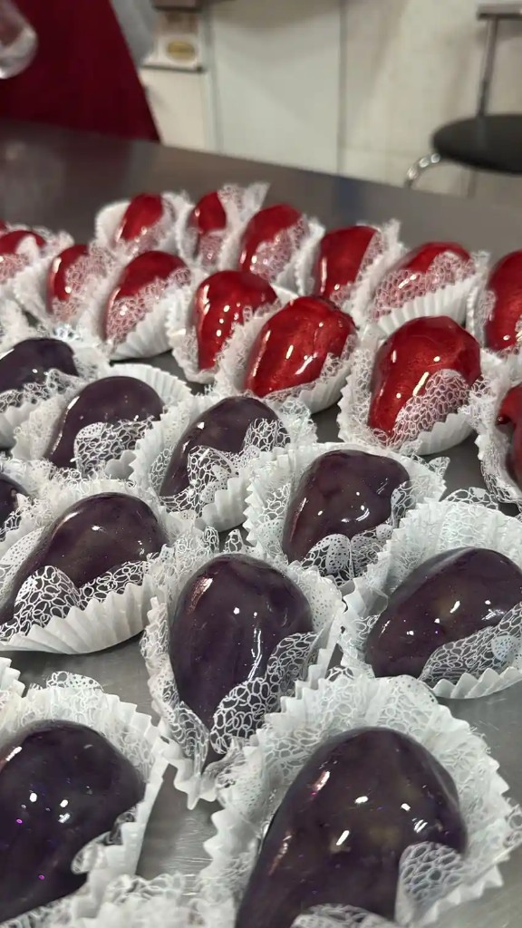 Docinhos Morango e Figo Amor em forminhas — vermelho e roxo com acabamento brilhante