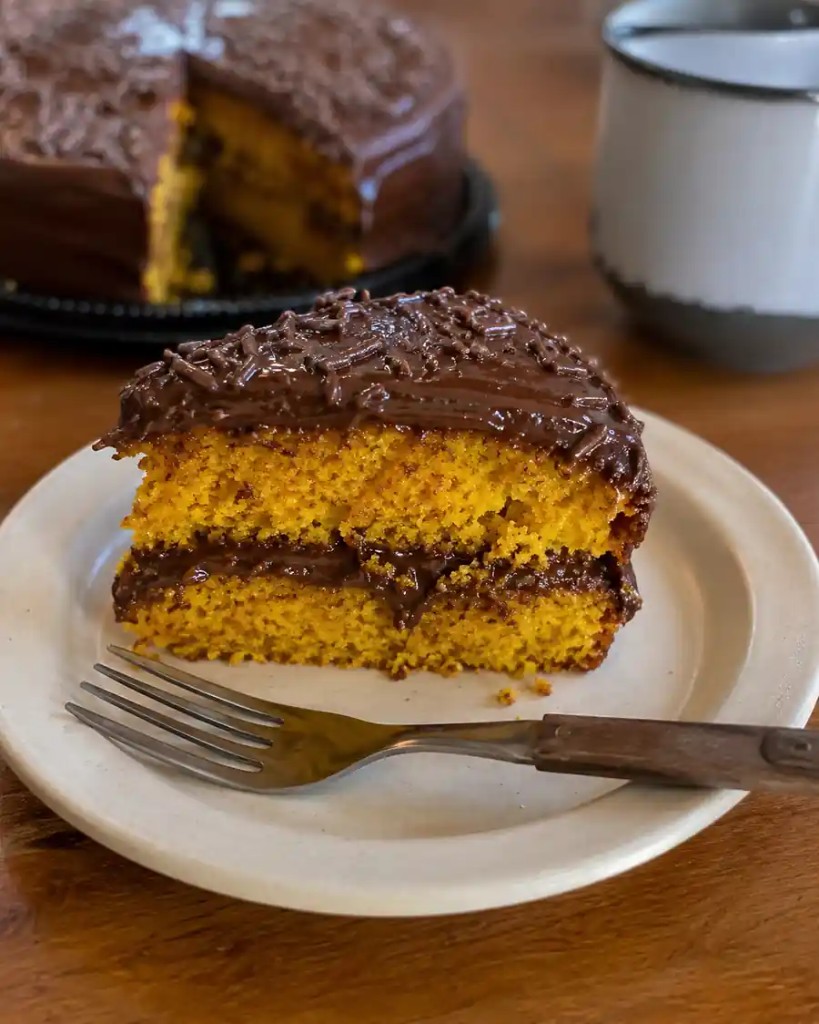 Fatia de bolo de cenoura com cobertura de chocolate