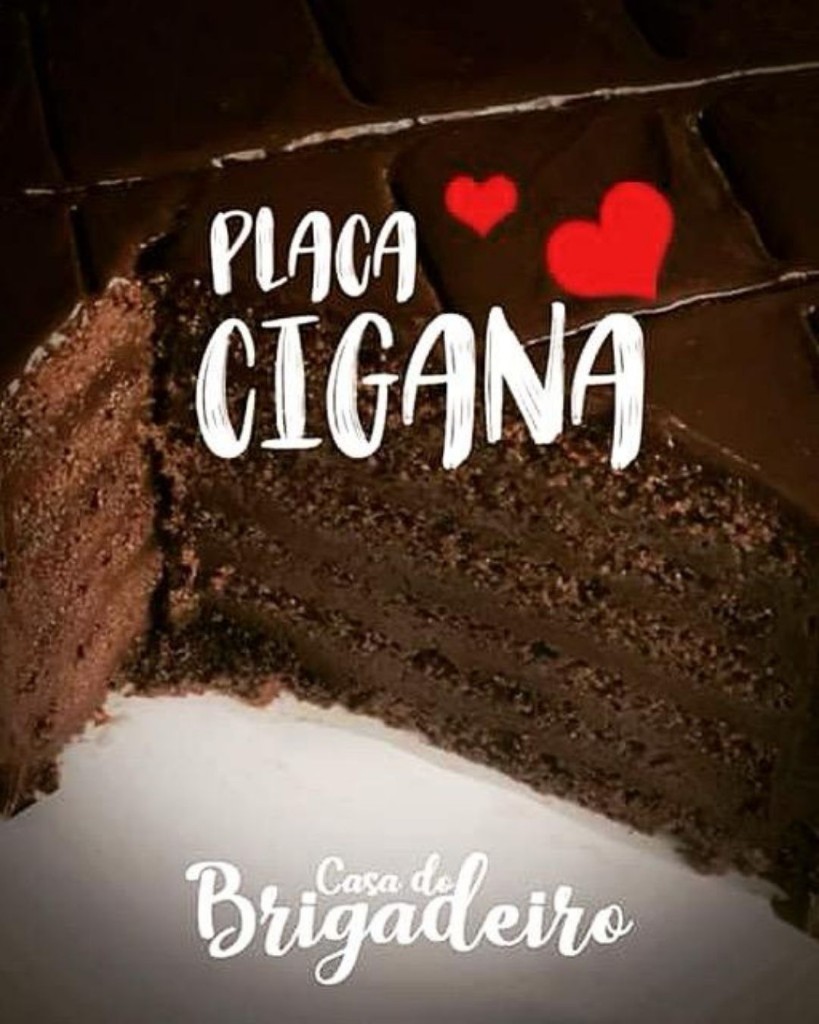 Placa Cigana — bolo de chocolate em camadas com cobertura de ganache