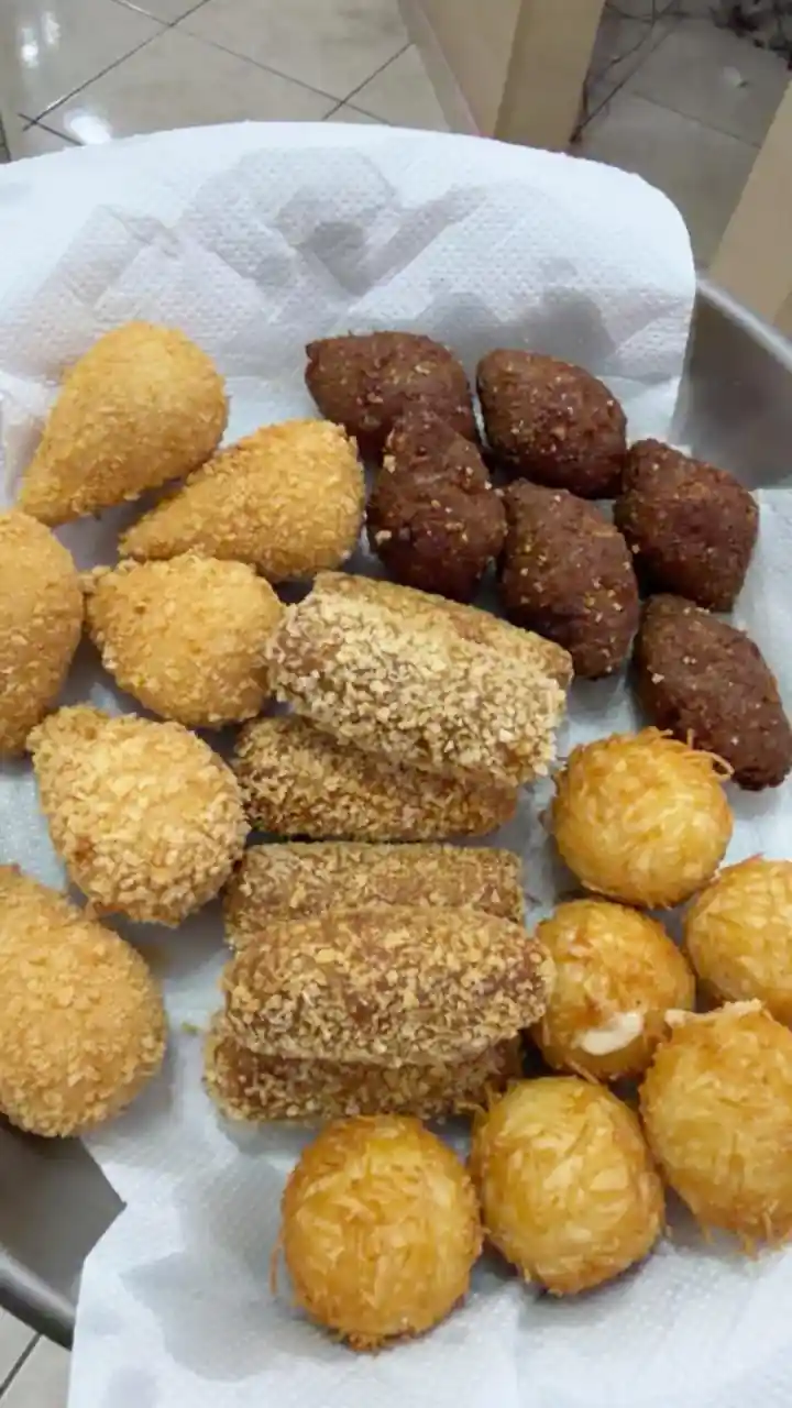 Bandeja com salgados de festa fritos variados — coxinhas, kibes e enroladinhos